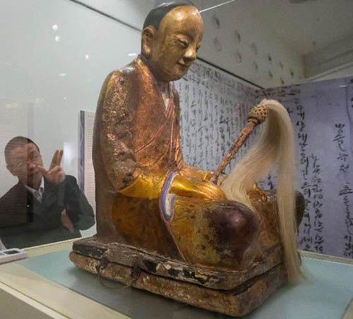 gold chinese mummies